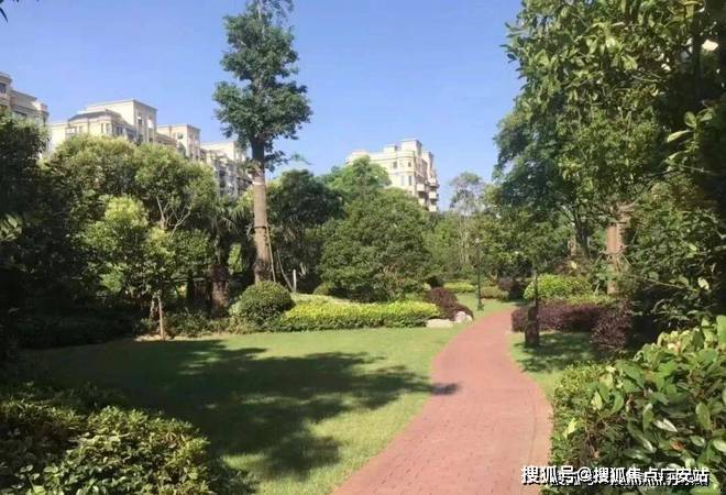 的地址是上海市凤蓉路455弄龙8体育‌御岛财富公馆售楼处(图2)